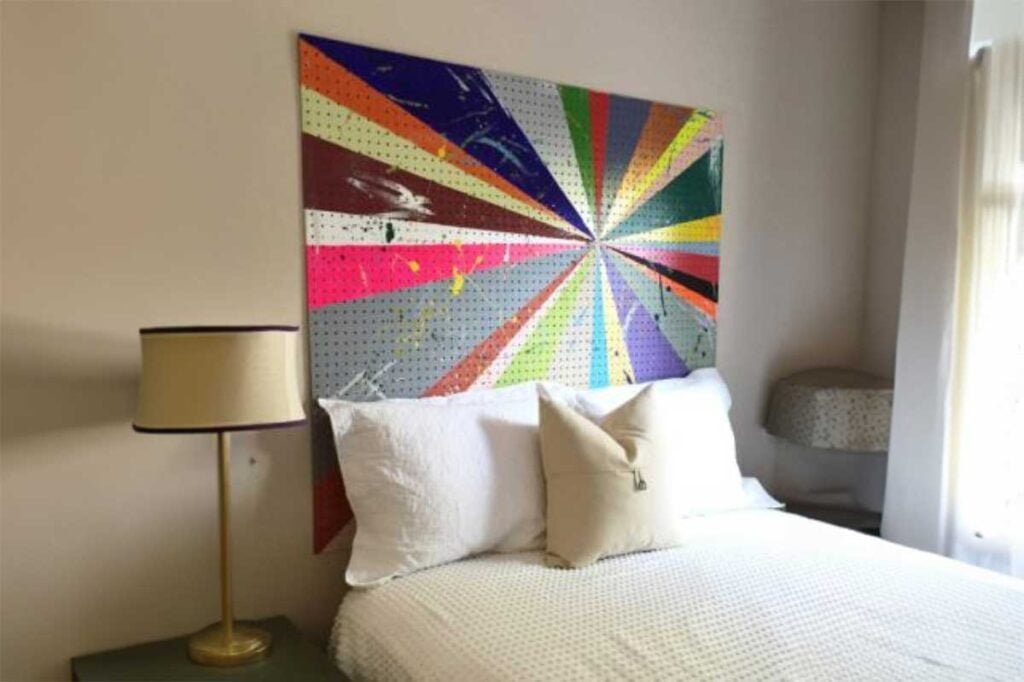 Cabecero con tablero perforado