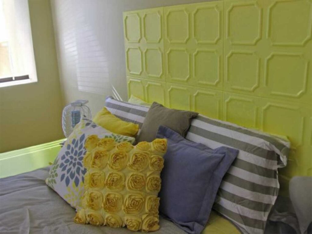 Cabecera de azulejos de techo de hojalata