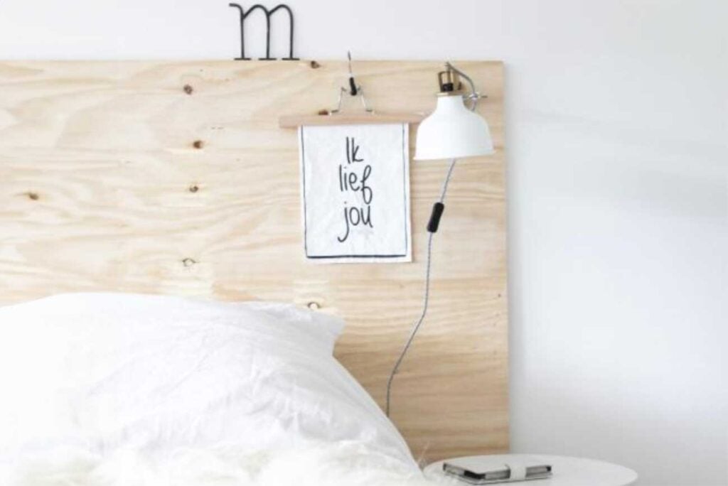 Cabecero de madera contrachapada de bricolaje