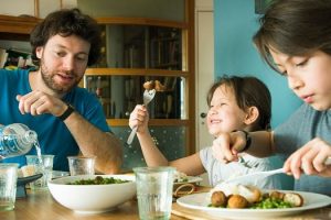 ¿Cómo puedo saber si mi hijo tiene dificultades para comer?