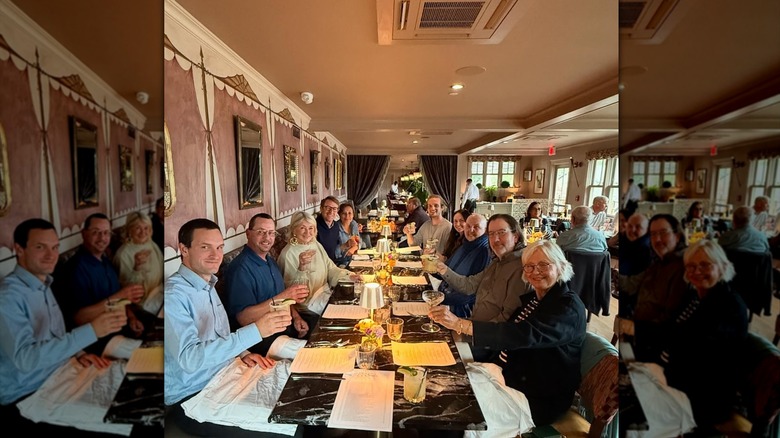 Martha Stewart sentada a cenar con su personal