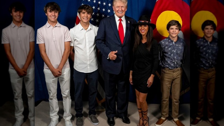 Lauren Boebert posa con sus hijos y el presidente
