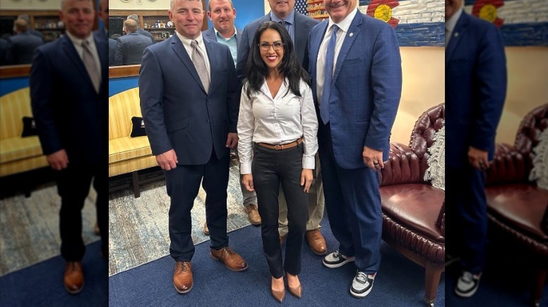 Lauren Boebert posa para una foto en su oficina