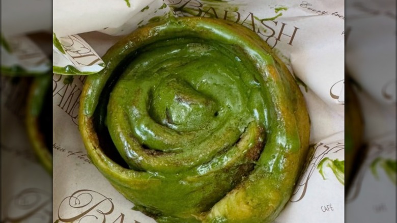 El rollo de canela y matcha de Badash Bakes en Pasadena, California
