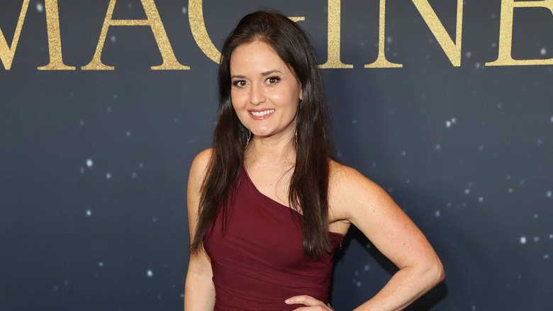 Danica McKellar sonriendo