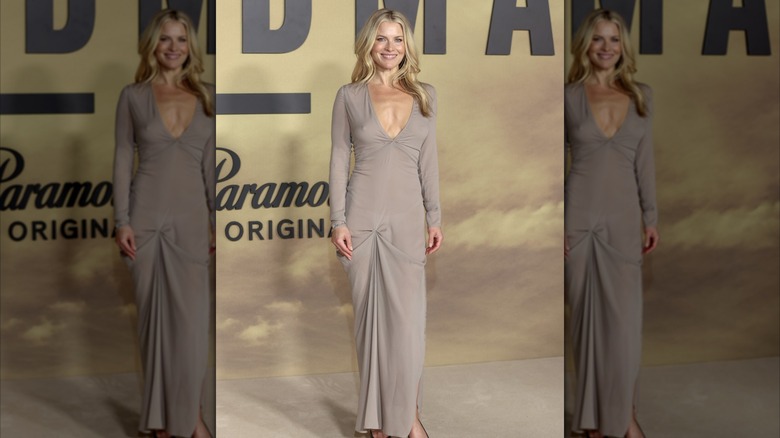 Ali Larter posa para fotos en un evento