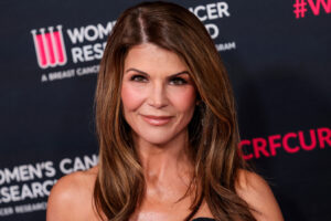 Las fotos de antes y después de Lori Loughlin podrían indicar que no es ajena a los ajustes cosméticos