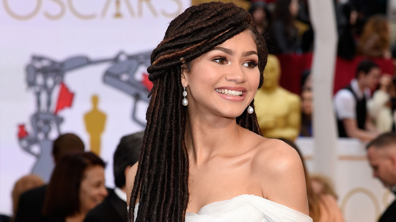 Zendaya sonríe mientras camina por la alfombra roja de los Oscar en 2015