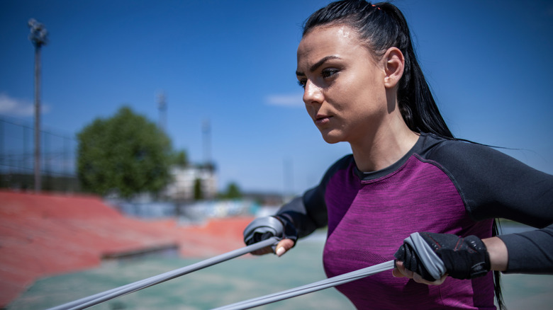 Una mujer haciendo entrenamiento de resistencia.