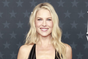 Ali Larter tiene piernas durante días, pero no pudieron salvar este hortera vestido de gala de premios