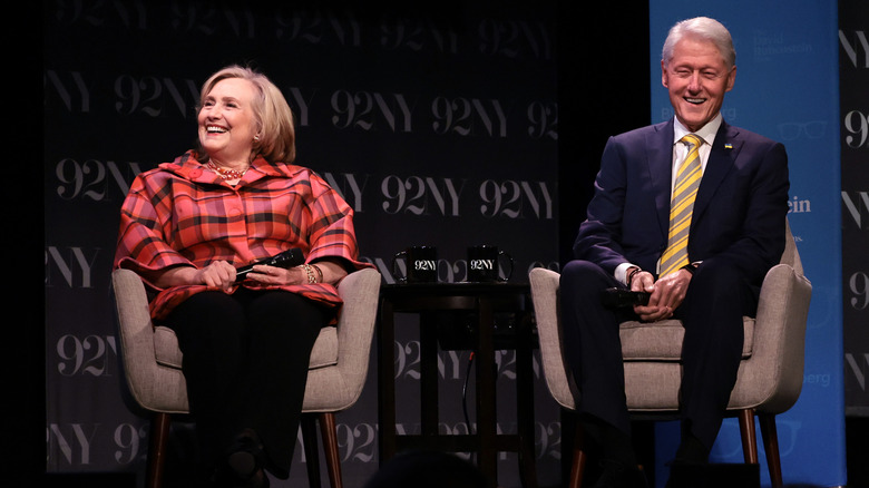 Hillary Clinton y Bill Clinton riendo