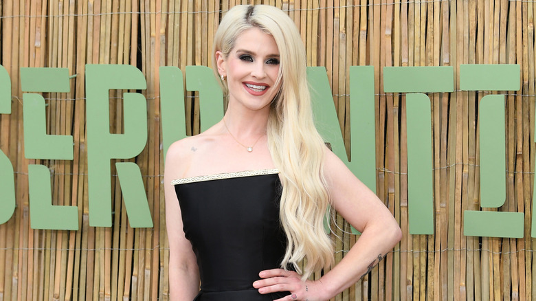 Kelly Osbourne sonriendo