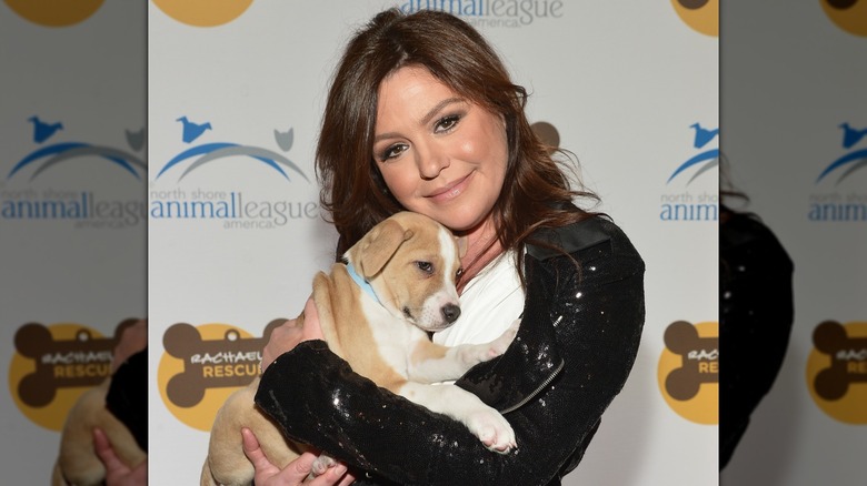 Rachael Ray abraza a un cachorro en una alfombra roja