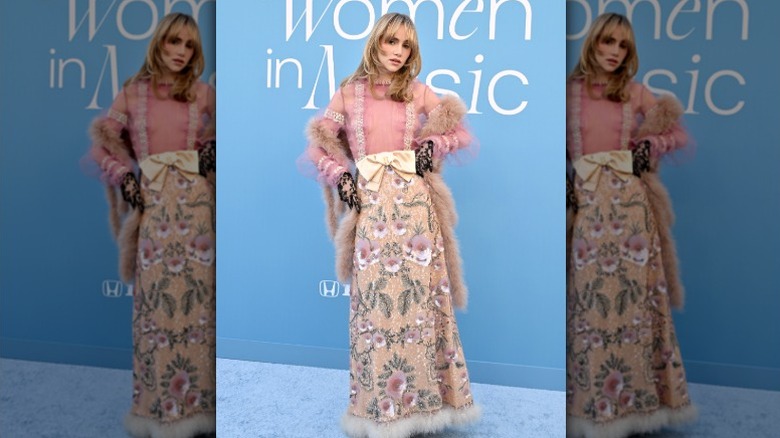 Suki Waterhouse posa en la alfombra azul de una entrega de premios