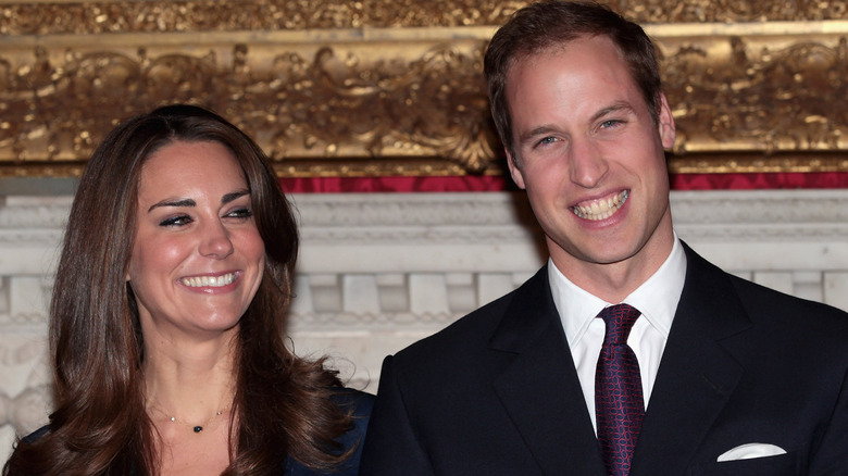 El príncipe William y Kate Middleton posan para fotografías en los apartamentos estatales del Palacio de St James el 16 de noviembre de 2010 en Londres, Inglaterra (2010)