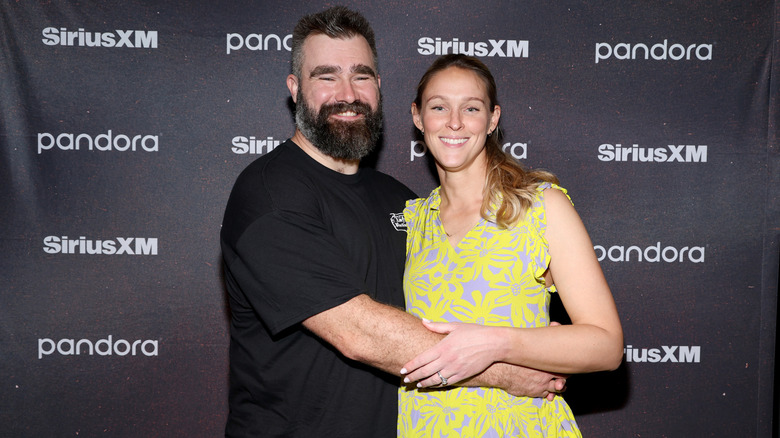 Jason y Kylie Kelce sonriendo
