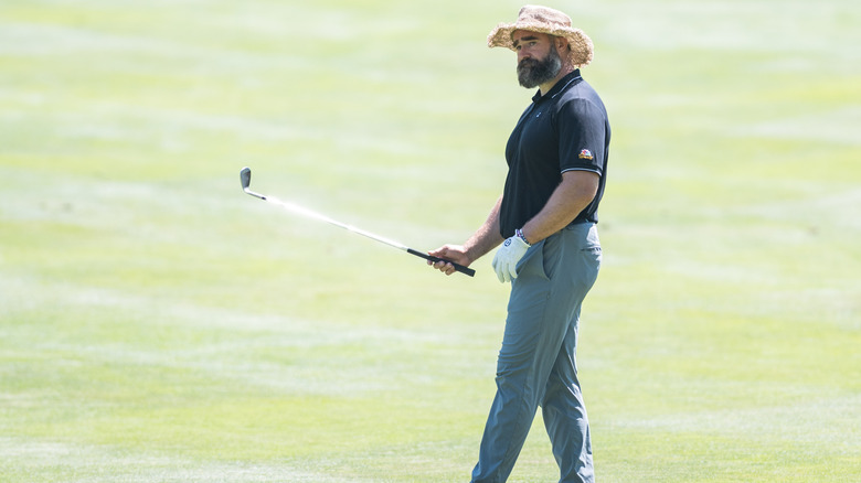 Jason Kelce jugando al golf