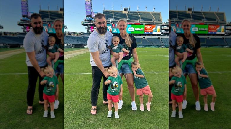 Jason y Kylie Kelce sonriendo con sus hijos