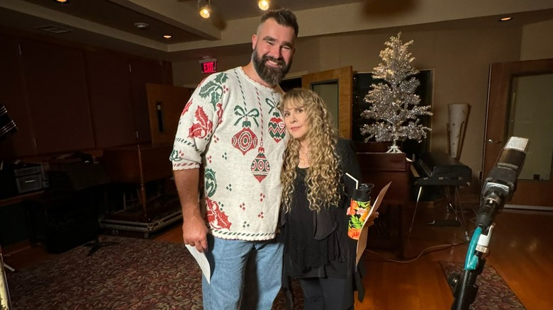 Jason Kelce y Stevie Nicks sonriendo