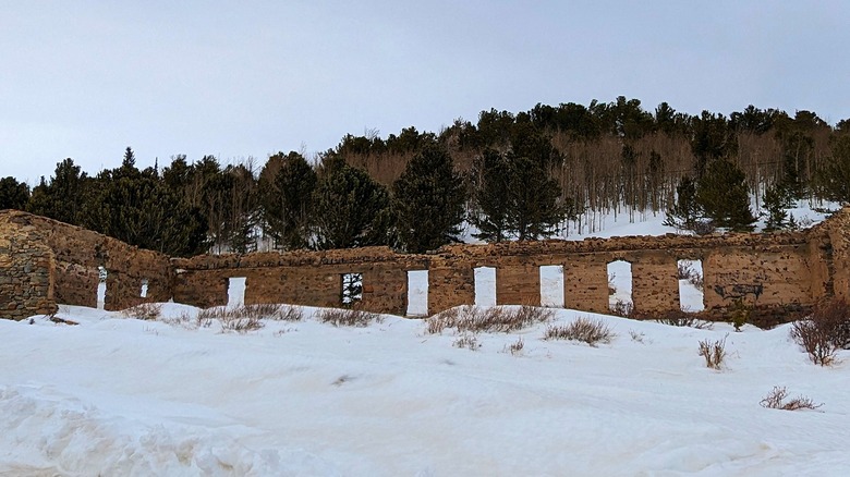 Vista cercana de la estructura abandonada y los alrededores nevados en Caribou, Colorado