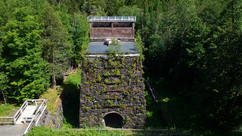 Una fundición de hierro abandonada, ahora cubierta de plantas, en Tahawus en las Adirondacks de Nueva York