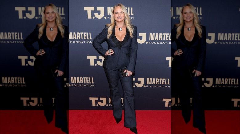 Miranda Lambert posa con la mano en la cadera en la 49ª Gala Anual de Honores de la Fundación TJ Martell en Nueva York