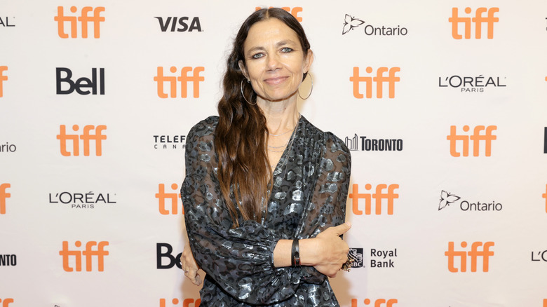 Justine Bateman posando con un vestido gris