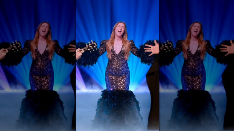 Kelly Clarkson luciendo un espectacular vestido sirena 