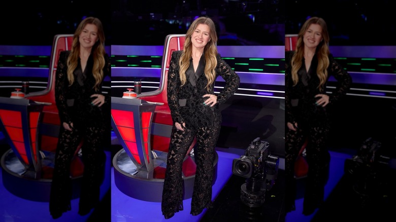 Kelly Clarkson luciendo un traje de encaje negro 