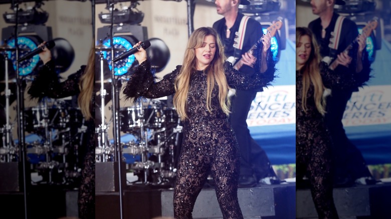 Kelly Clarkson actuando en el escenario de 