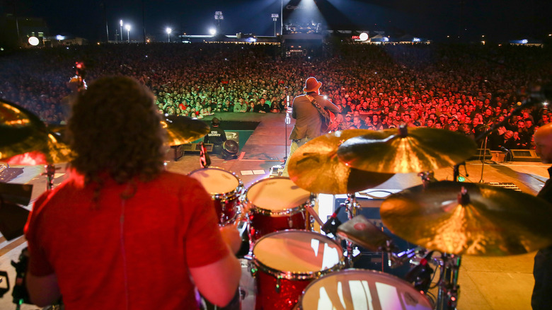 Vista desde el escenario, donde Zac Brown Band actúa en el March Madness Music Festival en 2015 en Indianápolis