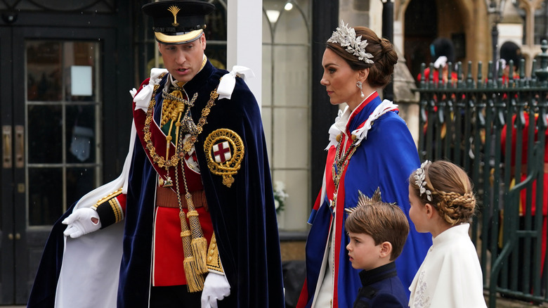 Catalina, Princesa de Gales y el Príncipe Guillermo, Príncipe de Gales con la Princesa Carlota y el Príncipe Luis llegan a la coronación del rey Carlos III y la reina Camilla el 6 de mayo de 2023 en Londres, Inglaterra (2023)