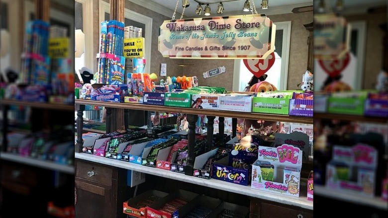 Dulces y productos en la tienda Wakarusa Dime en Indiana