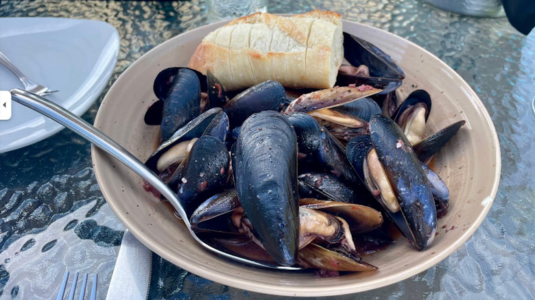 Mejillones frescos en un restaurante en Freeland, WA
