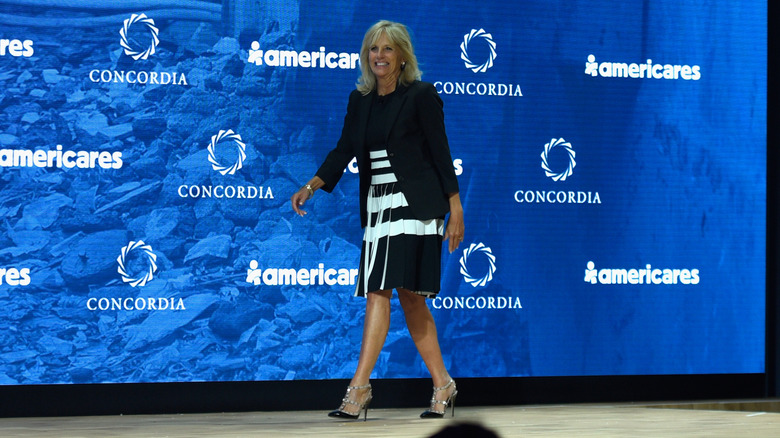 Jill Biden con tacones con tachuelas y un vestido midi