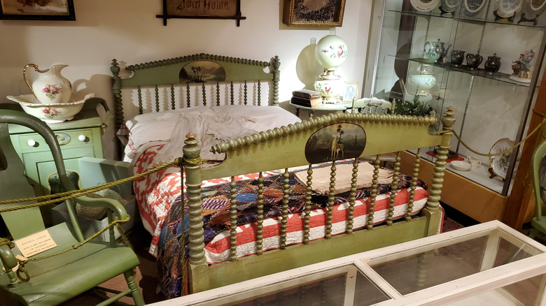 Exposición que muestra una antigua sala del Museo Spirit of 76 en Wellington, Ohio