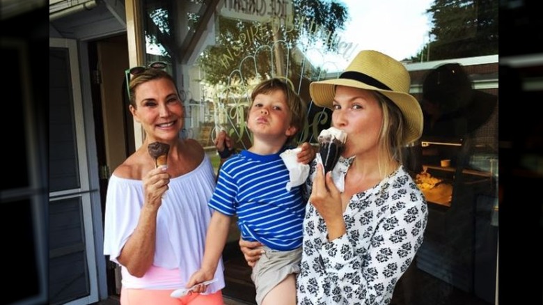 Ali Larter y su hijo disfrutan de conos de helado