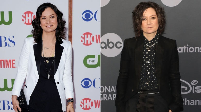 Sara Gilbert con un blazer blanco y negro