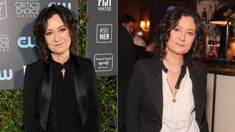 Sara Gilbert con una chaqueta negra