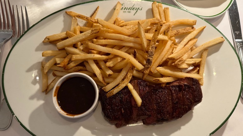Un plato de carne y patatas fritas en Lindey's