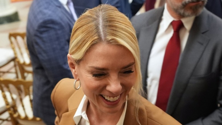 Pam Bondi sonríe en la Casa Blanca