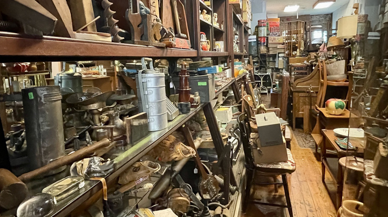 Antigüedades apiladas unas encima de otras dentro de McDonough's Antiques en Pittsburgh