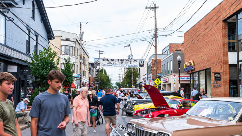 Una exhibición de autos durante la venta en la acera de Shadyside en Pittsburgh