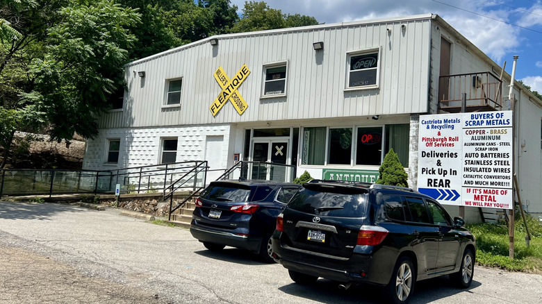 La fachada de Miller's Crossing Fleatique