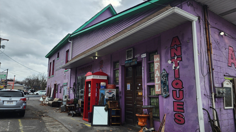 La colorida fachada del Antique Mall en Ohio River