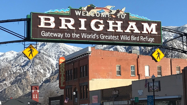 Cartel de bienvenida en el centro de Brigham City, Utah