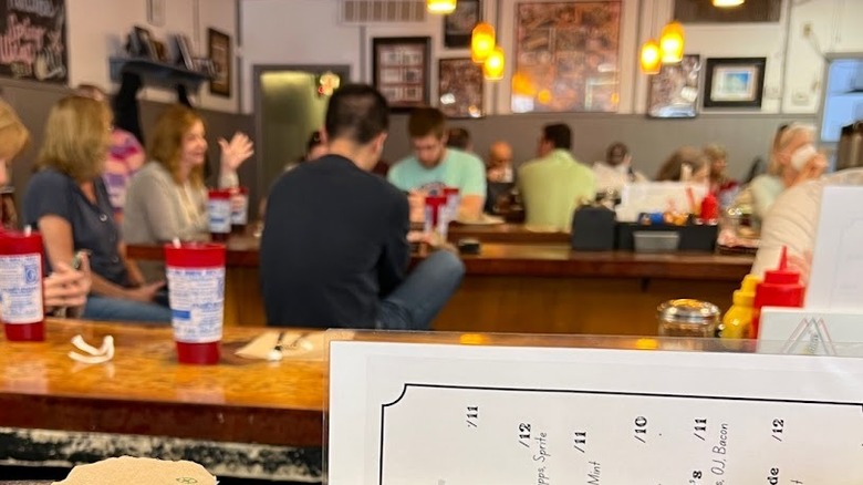 Los comensales en el Hamburger Inn Diner en Delaware, Ohio