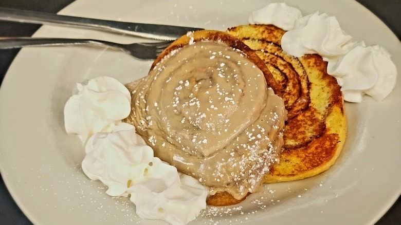 Un panecillo de canela tostado en el Hamburger Inn Diner.