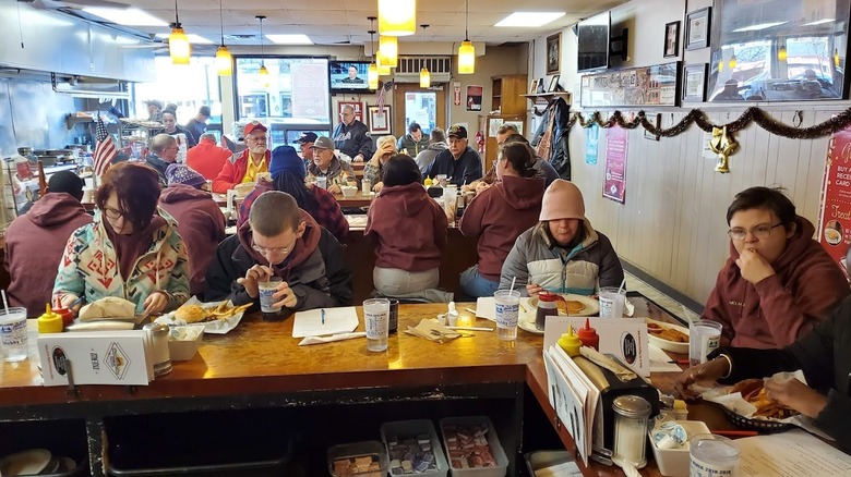 Un día ajetreado en el Hamburger Inn Diner en Delaware, Ohio.