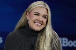 El moño rizado de Erika Kirk casi nos hizo perder sus extensiones de cabello de una milla de largo